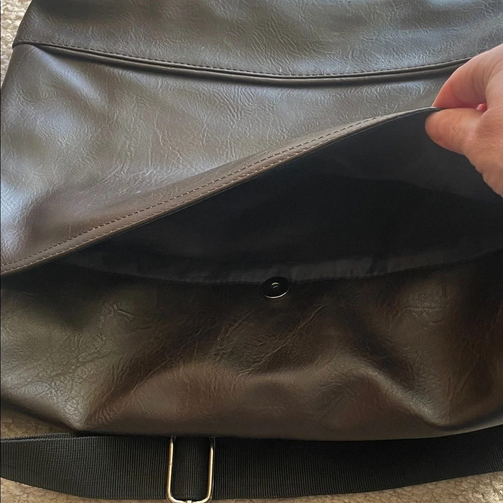 Kenneth Cole Reaction Black Messenger Bag - Picture 8 of 9